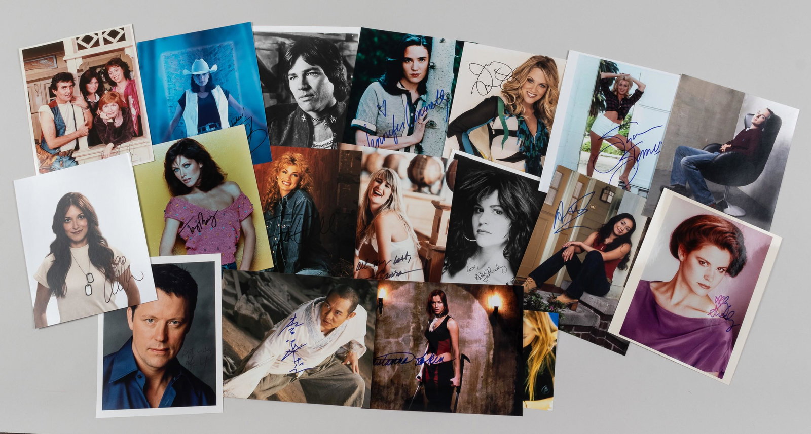 17 HOLLYWOOD MOVIE STARS SIGNED PHOTOS: Lot of seventeen signed photographs of Hollywood movie stars including JET LI, JIM PARSONS, JENNIFER CONNELLY, TERRI CLARK, AIMEE GARCIA, ANGELIQUE CABRAL, STEVE CULP, RICHARD HATCH, KRISTANNA LOKEN, 