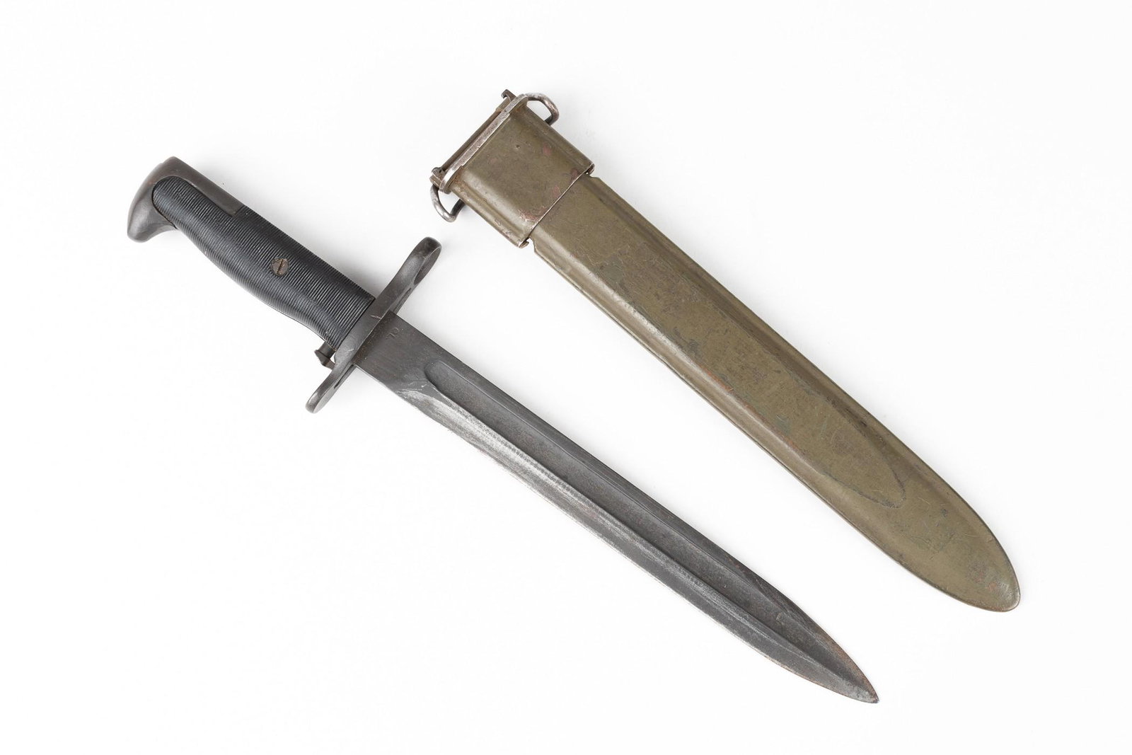 WWII M1 BAYONET: M1 bayonet from WWII made by Onedia Limited, marked on sharpened blade 'OL US 1943' and 'OL' on verso, with green painted scabbard. 15.5 inches in total length. Blade length 9.75 inches. Minor rust an