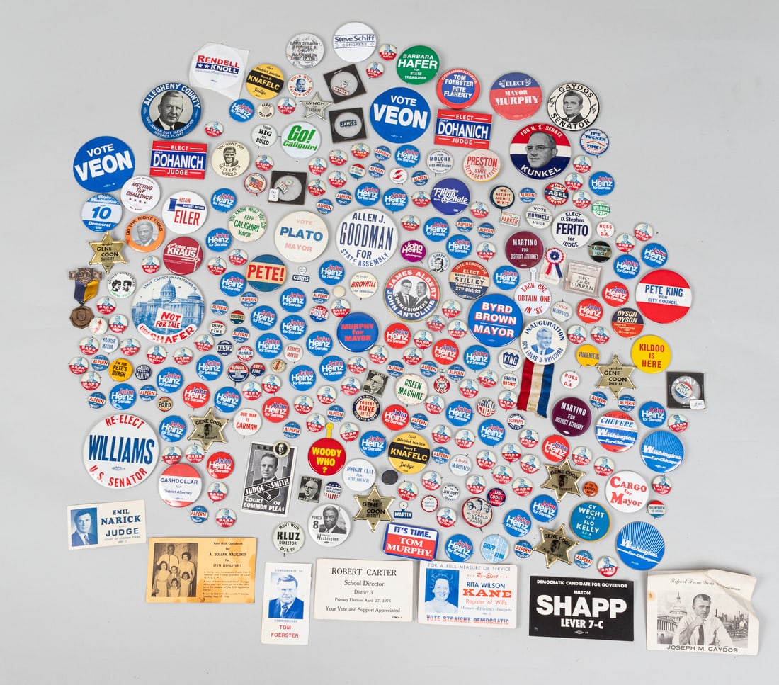 MIX OF AMERICAN POLITICAL BUTTONS: A large collection of American political buttons, uncounted, probably 90 - 100+.