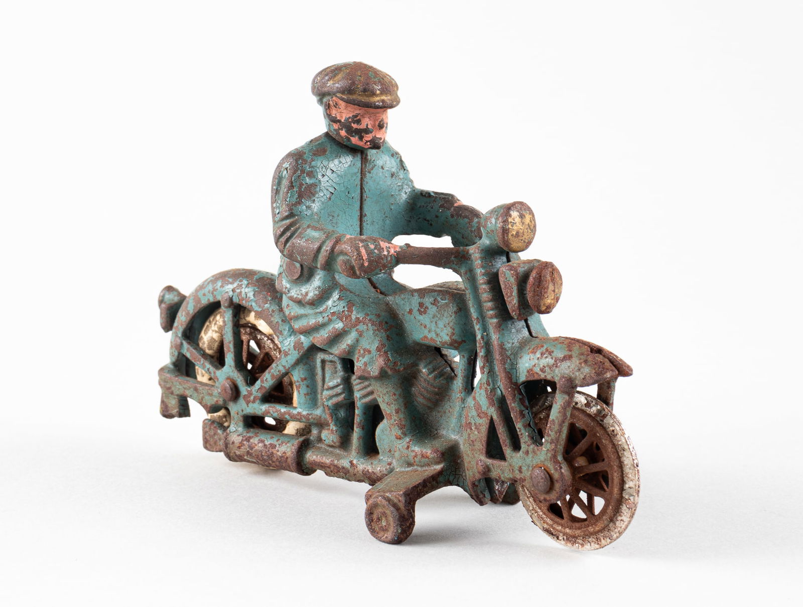 HUBLEY CAST IRON HARLEY-DAVIDSON MOTORCYCLE WITH RIDER: A Hubley cast iron Harley-Davidson motorcycle with the rider. Front tire rubber missing, some rust and loss of paint. Estimated accordingly.