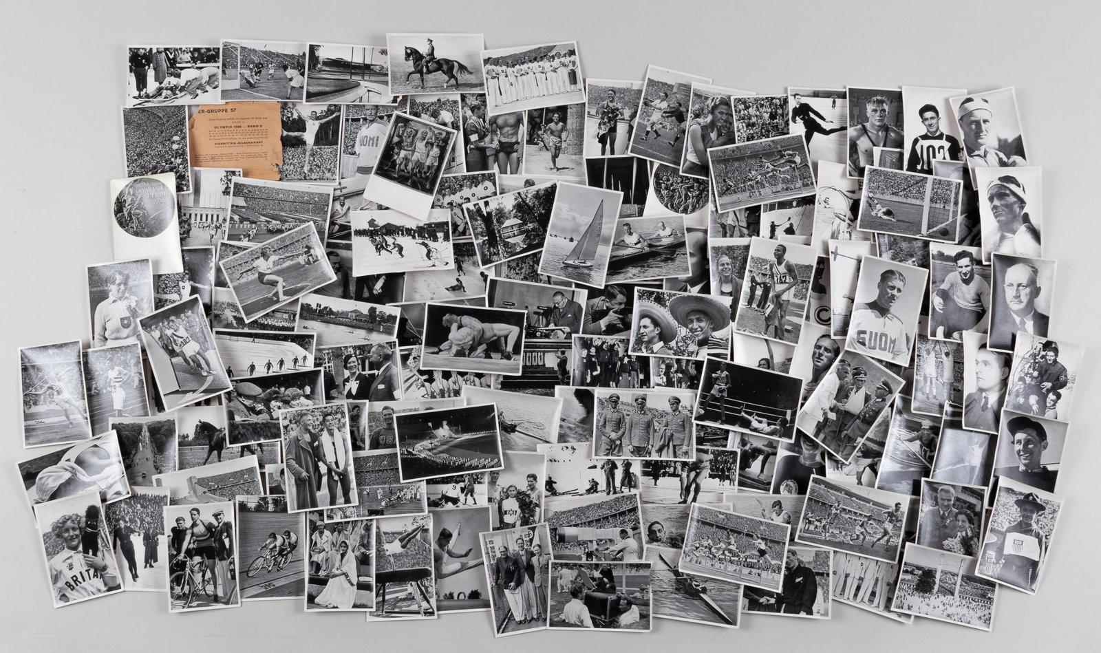 127 GERMAN CIGARETTE CARDS FOR 1936 OLYMPIC GAMES ALBUMS: Approximately 127 German b/w cigarette cards for the 1936 Olympic games cigarette card albums. The collection includes crew, swimming, shotput, awards ceremonies, the carrying of the Olympic Torch, an