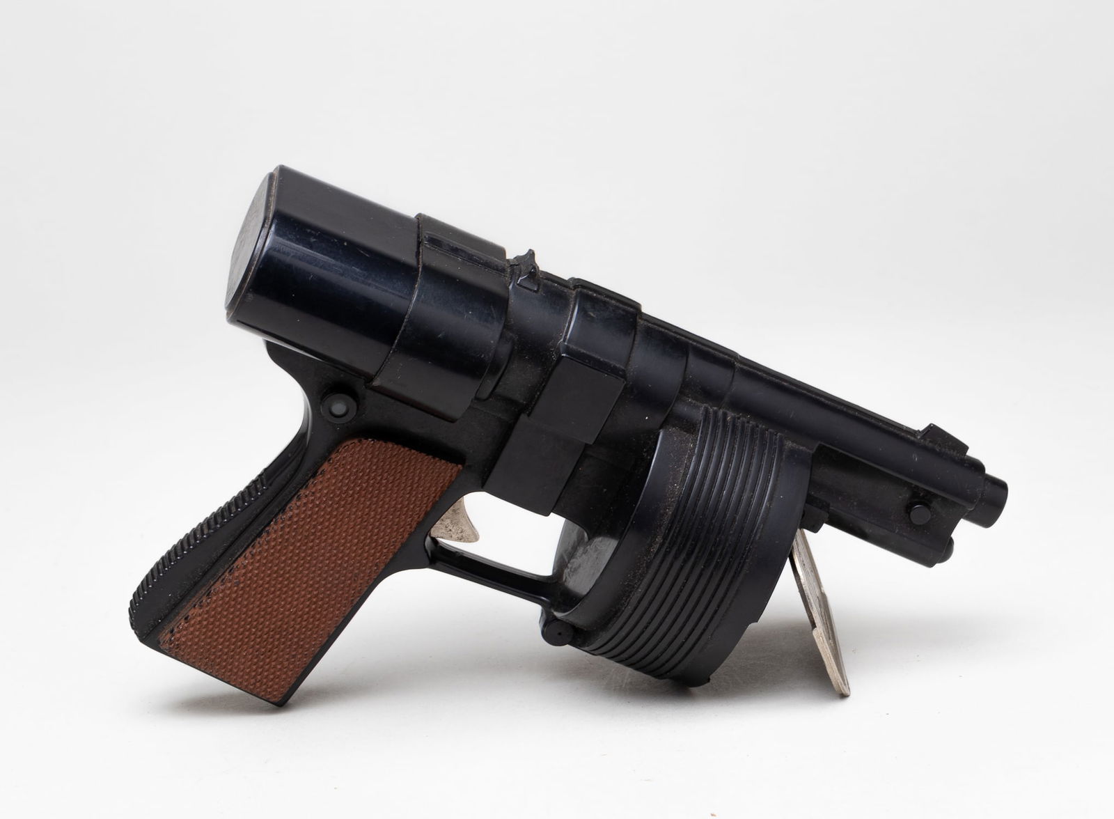 HUBLEY ELECTRA MATIC TOY CAP GUN: Plastic Hubley battery powered toy cap gun pistol, made in the USA, patent number stamp 2.930.167, stamped 272 on the inside flap. Battery compartment on the back of the gun, takes two C-batteries, ca