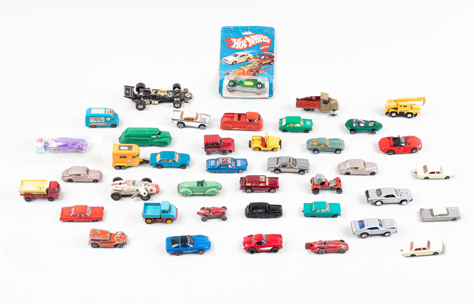 40 MINIATURE TOY CARS: Forty miniature toy cars, mostly Matchbox and Hot Wheels.