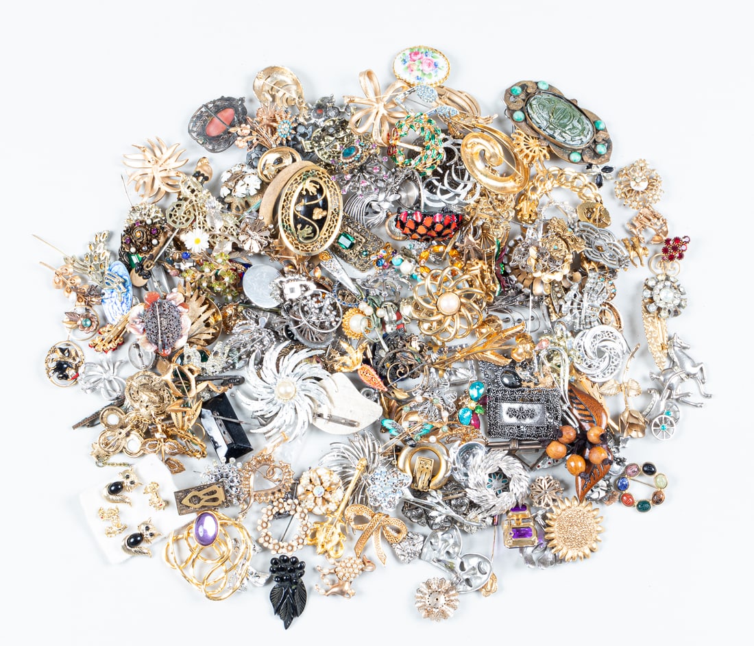 LARGE COLLECTION OF COSTUME BROOCHES (1 of 1)