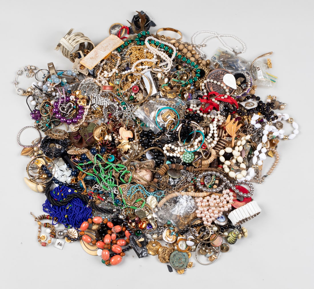 LARGE COLLECTION OF COSTUME JEWELRY: Large collection of costume jewelry weighing 19 pounds