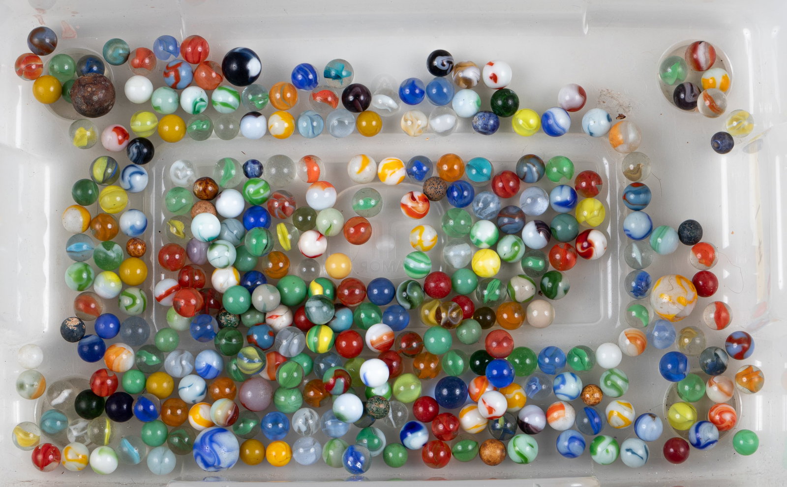 300 ASSORTED VINTAGE MARBLES (1 of 2)
