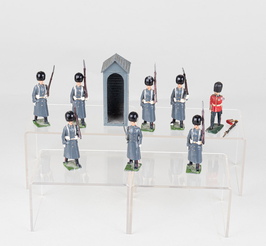 8 TOY BRITAINS SOLDIERS WITH SENTRY SHACK (1 of 1)