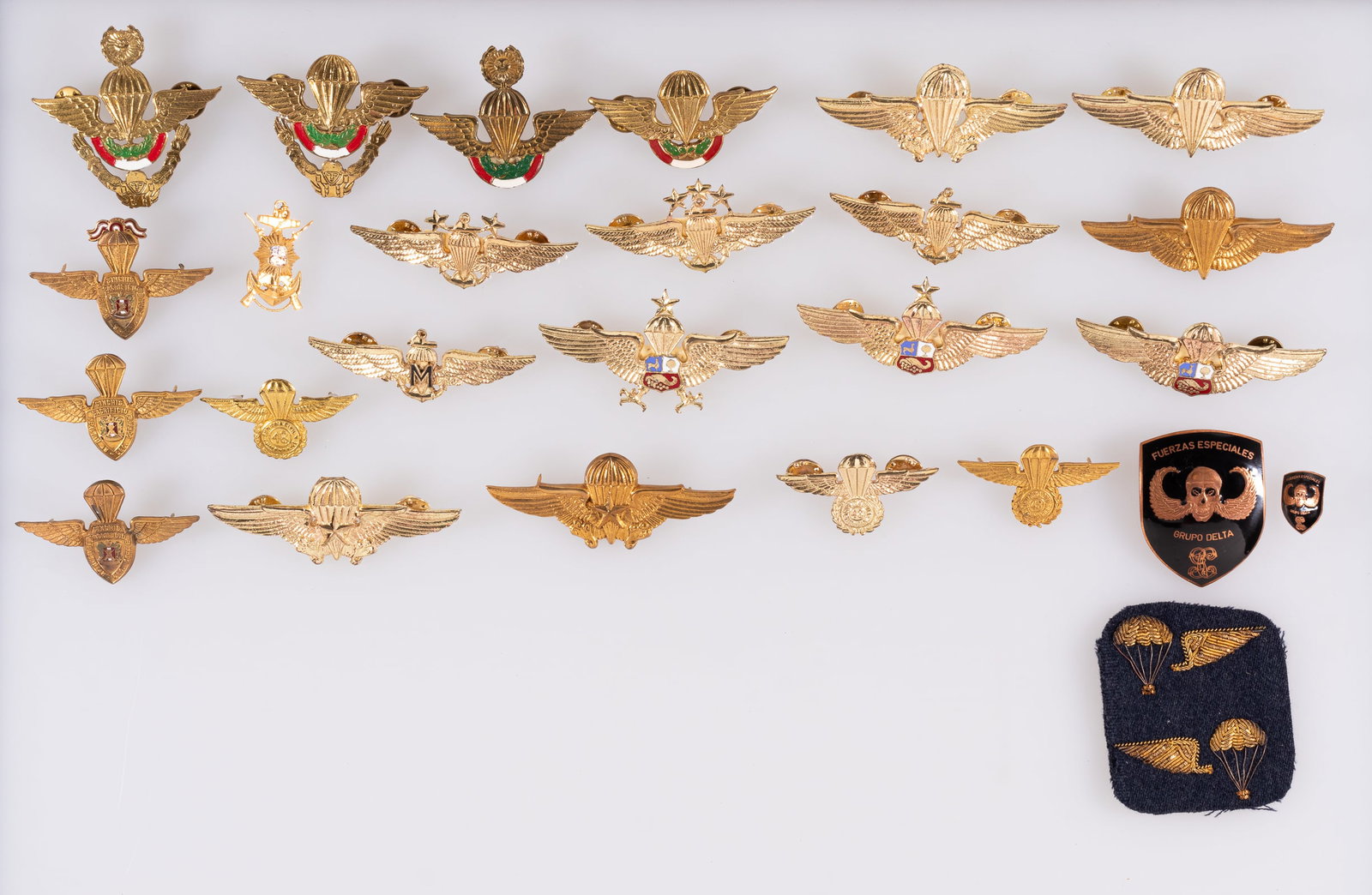 PERUVIAN PARATROOPS WINGS BADGES AND INSIGNIA: 26 Peruvian paratrooper badges and insignia patches, featuring: 1) three Air Force Jump Wings brevets, basic, senior, and master classes. 2) two Freefall Parachutist medals 3) 4 Peru Marine Hump Wings