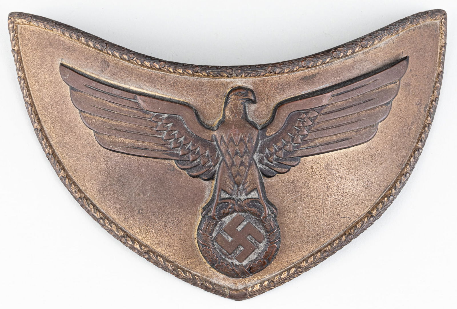 NSDAP STANDARD BEARER GORGET: NSDAP Standard bearer gorget, RZM marked M1/102 for Frank & Reif, Stuttgart, on the right chain clip, no chain, with green felt, felt removed from points of the screws.