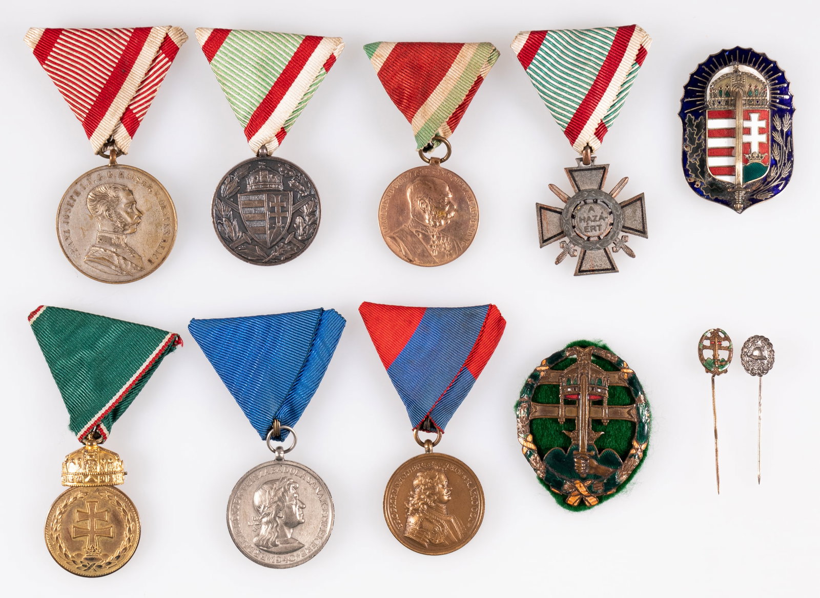 10 WWI - WWII AUSTRIA HUNGARY MEDALS AND BADGES: Lot of 10 WWI and WWII Austria-Hungary / Hungary medals including the Franz Joseph I 'Signvm Memoriae' medal; WWI Medal for Bravery; WWI commemorative medal; WWII Hungarian 'A Hazaert' (For the Homela