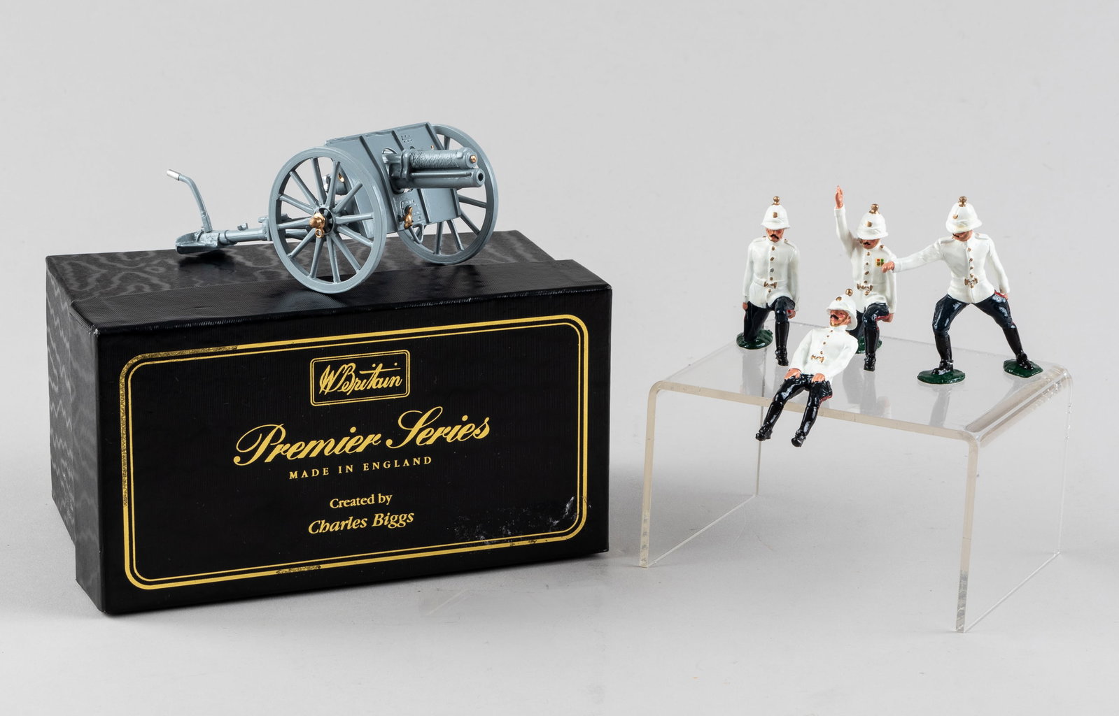 BRITAIN'S 8918 BRITISH ROYAL HORSE ARTILLERY 13LB CANNON GUN + 4-MAN SOLDIER CREW: William Britain's 8918 British Royal Horse Artillery 13 lb cannon gun and four-man soldier crew. Like new in the original box.