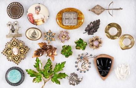 22 PIECES VINTAGE COSTUME JEWELRY (BROACHES AND CLIPS)