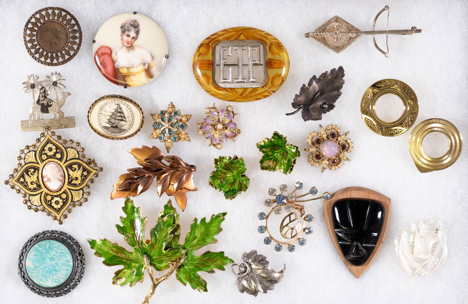 22 PIECES VINTAGE COSTUME JEWELRY (BROACHES AND CLIPS): Lot of twenty-two vintage costume jewelry broaches and clips. Includes a silver broach hallmarked on the reverse '916H P7,' a bronze-colored broach leaf marked on the reverse 'Renole,' and one silver 