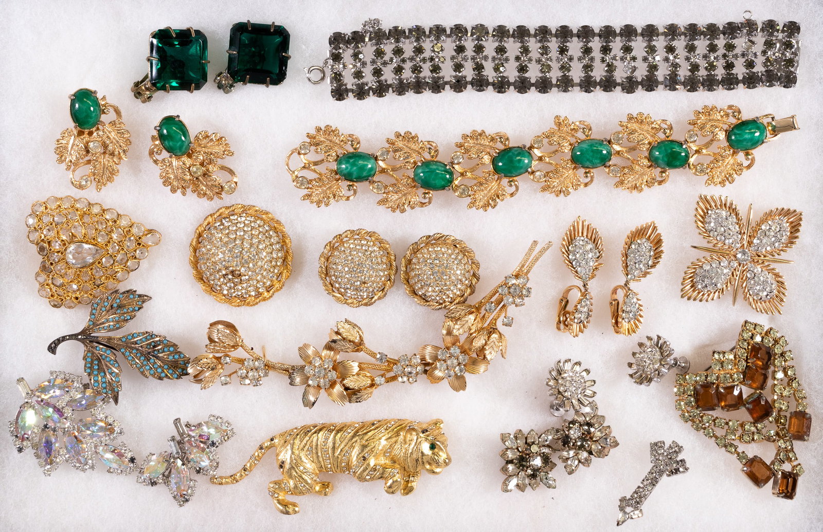 VINTAGE EUROPEAN JEWELRY (25 PIECES): Lot of twenty-five vintage European jewelry pieces, including a silver broach marked on the reverse 'sterling Germany,' two green gem clips with one marked 'Vogue,' on the reverse, a chrome bracelet m