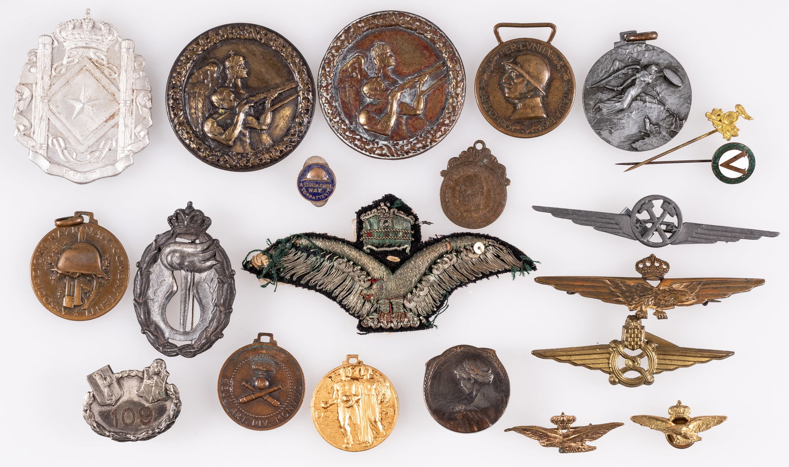 21 WWI AND WWII ITALIAN MEDALS: 21 WWII Italian medals, including a Victory medal, 1938 Celebration of Victory medal, Strategic Reconnaissance Wings badge in silver, Italian War Veteran?s brooch, Mussolini 20 Year Anniversary miniat