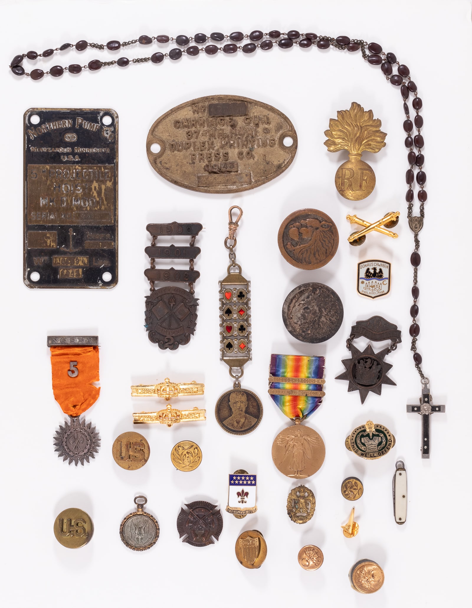 27 WWI / WWII AMERICAN BADGES, INSIGNIA, AND KEEPSAKES: Twenty-seven WWI and WWII American badges, insignia, and keepsakes, including a WWI Victory medal with a Meuse-Argonne ribbon clasp and Defensive Sector ribbon clasp, a National Guard State of New Yor