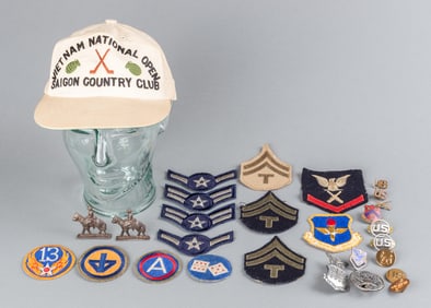 26 AMERICAN MILITARY PATCHES AND PINS