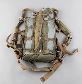 VIETNAM WAR ERA MAIN PARACHUTE BAG AND HARNESS