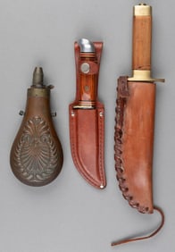 2 HUNTING KNIVES AND POWDER FLASK