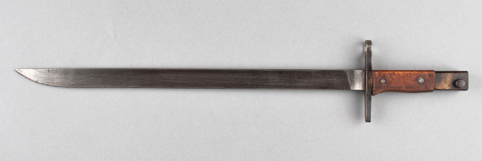 WWII JAPANESE TYPE 30 LAST DITCH BAYONET FROM TOYODA: WWII Japanese type 30 last ditch bayonet and scabbard, marked on the ricasso with the maker mark for Toyoda Automatic Loom Works, known as Toyota today, with a wooden handgrip, marked on the pommel wi