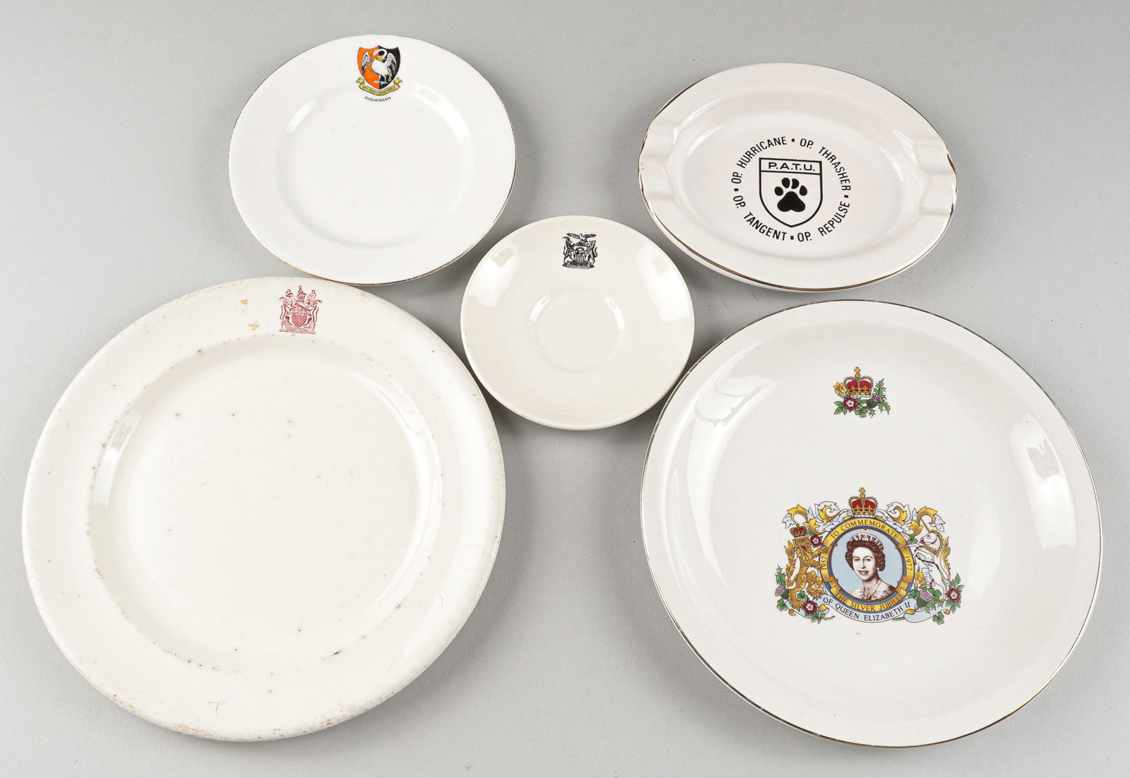 4 COMMEMORATIVE RHODESIAN PORCELAIN PLATES: Four vintage Rhodesian porcelain plates, including one commemorative Queen Elizabeth II Silver Jubilee plate, unmarked, a Buckinghamshire Haddenham plate with the crest at the top, one with South Afri