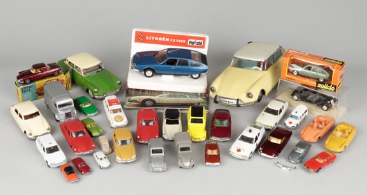 30 VINTAGE TOY CARS [CITROEN]