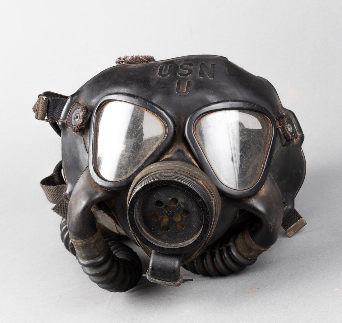 WWII US NAVY MARK IV GAS MASK (1 of 4)