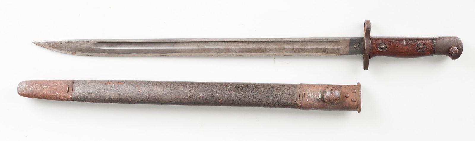 WWI BRITISH M1907 SANDERSON BAYONET: WWI British M1907 Sanderson-made bayonet, marked on the ricasso '1907 Sanderson,' with the Royal Cypher above, and marked '11 15,' for the inspection date. On the rever