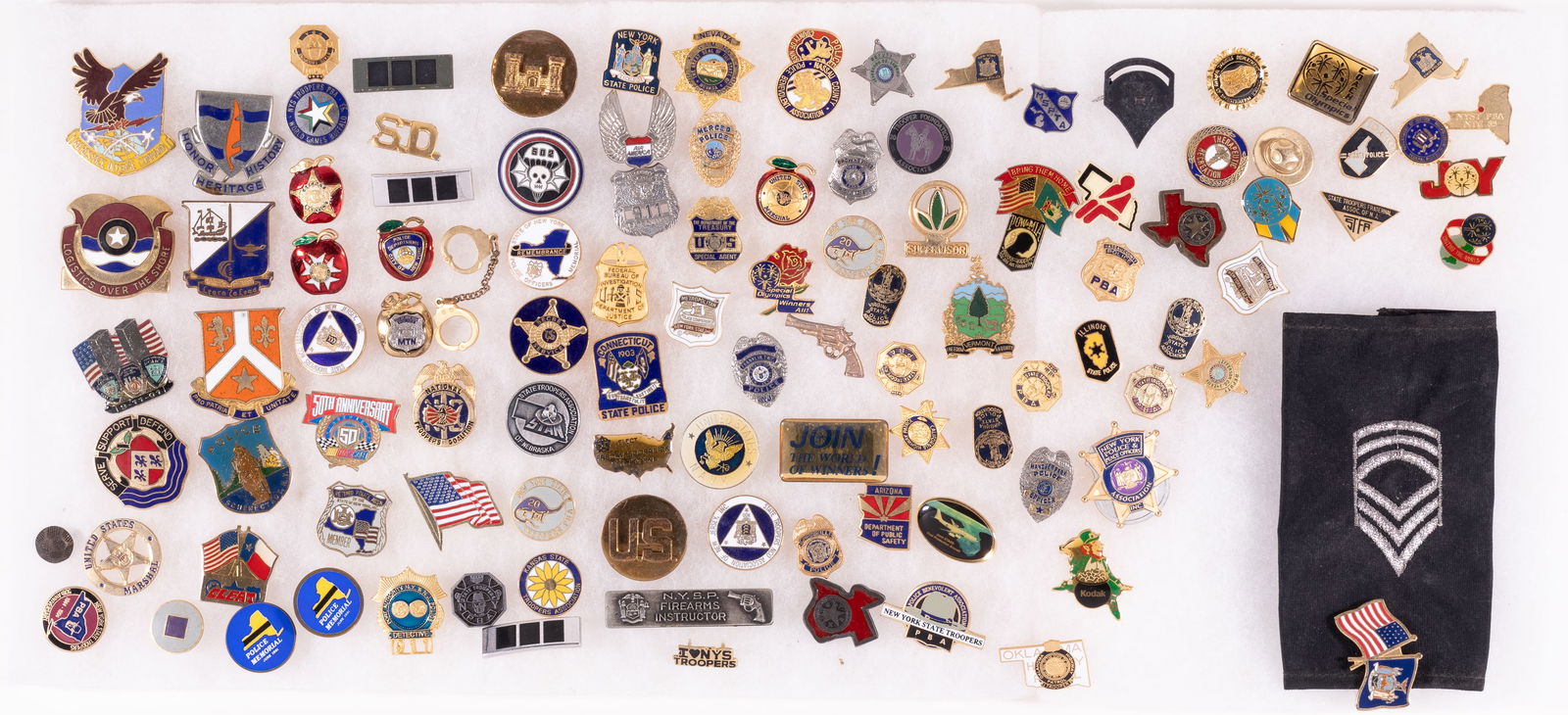 100 COMMEMORATIVE POLICE PINS (1 of 2)