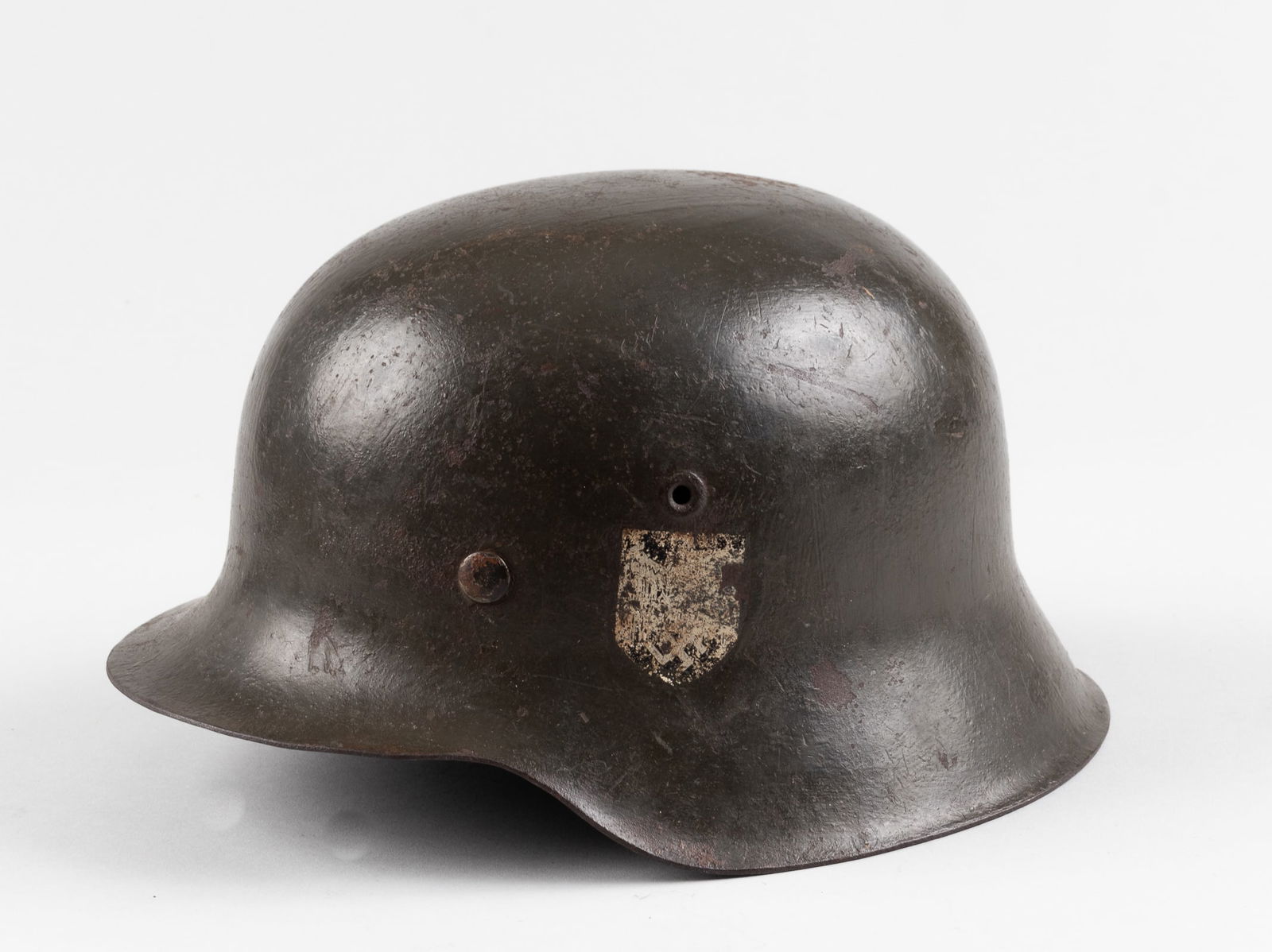 WWII GERMAN M40 HELMET ET64 HEER EAGLE: WWII German M40 helmet, marked 'ET64' for maker Eisen und Huttenwerke AG in Thale/Harz, sized 64, with production marker '1412' on the rear skirt. Most of the ET marking is illegible, a partial leathe