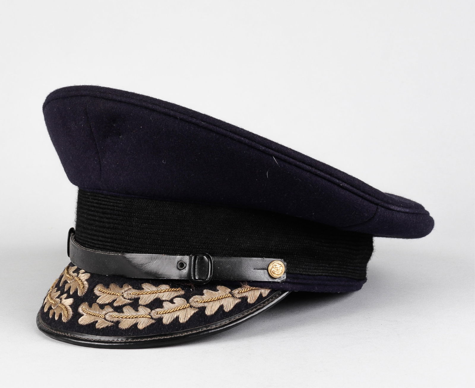 WWII GERMAN KRIEGSMARINE ADMIRAL VISOR CAP: WWII German Kriegsmarine Admiral visor cap, size 60 (7.5), no maker information on the inside of the cap, no cap eagle or admiral cockade. Leather sweatband with silk lining around the top.