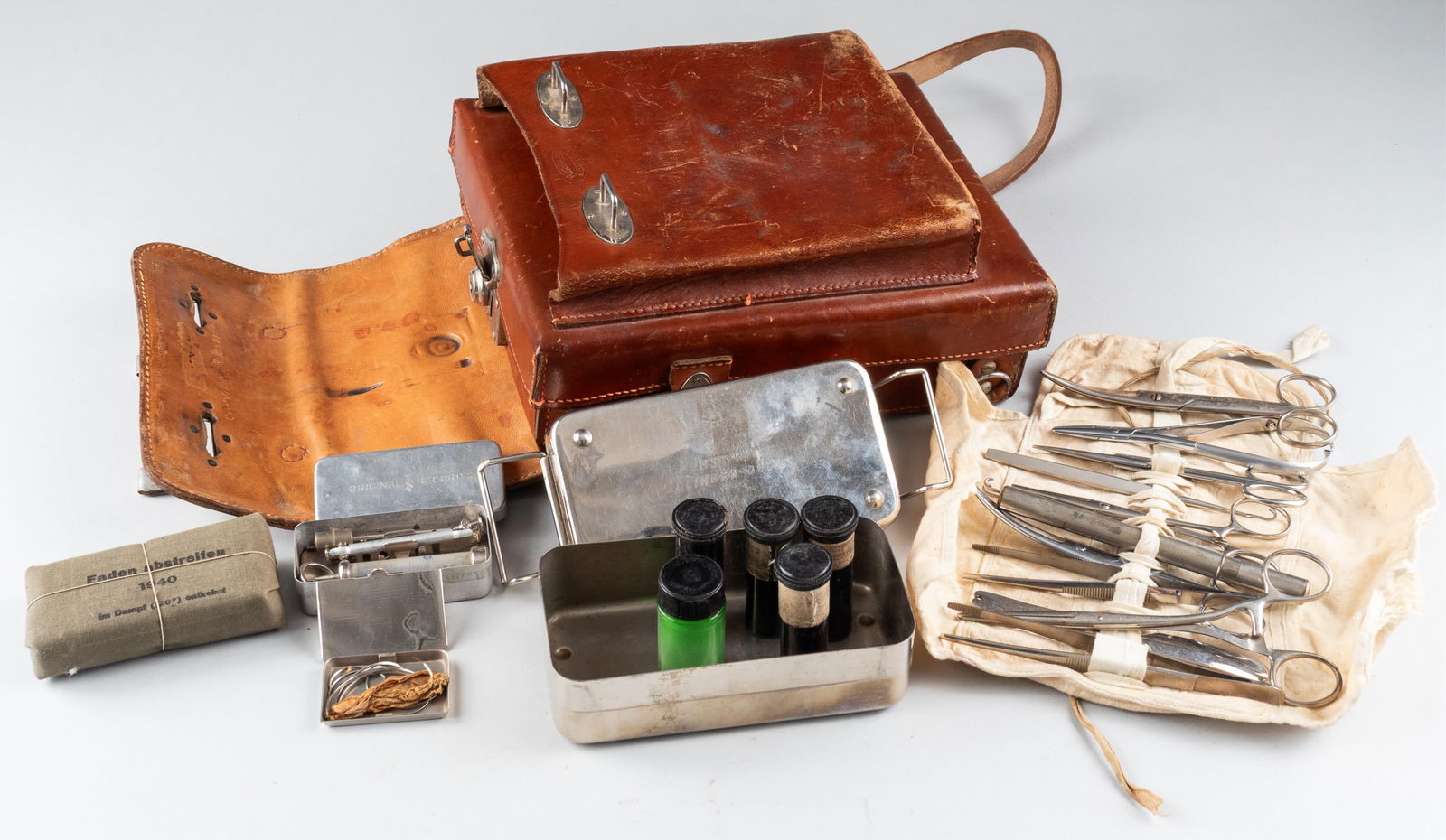 WWII GERMAN MILITARY MEDIC KIT BRINGBACK W/ CONTENTS (1 of 11)
