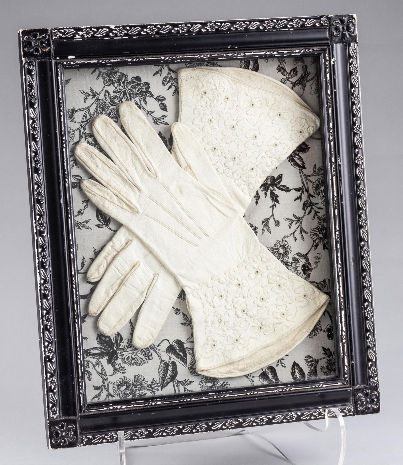 GRETL BRAUN - FEGELEIN [BERLINGHOFF] WHITE LEATHER WEDDING GLOVES: Wedding Gloves of Gretl Braun. Worn at Her Marriage to SS-Gruppenfuhrer Hermann Fegelein, June 3, 1944. - Gretl Braun was the sister of Eva Braun and the sister-in-law of Adolf Hitler. In the closing