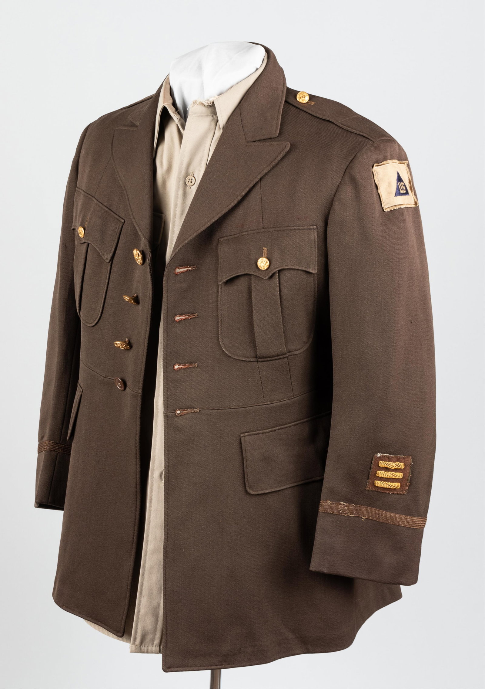 WWII US AAF UNIFORM TUNIC AND SHIRT: WWII U.S. Army Air Force Technical Advisor's uniform tunic, with the Technical Advisor shoulder patch on the right shoulder, a U.S. Army non-combatant civilian in the field shoulder patch on the left 