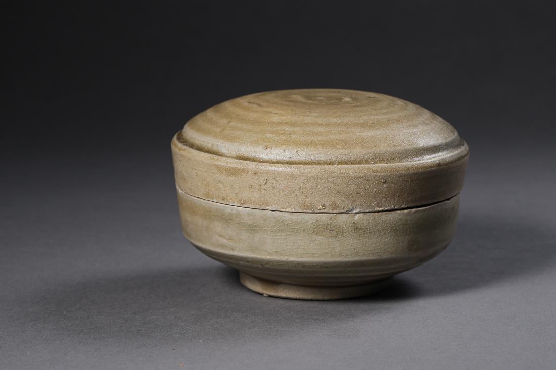 A YUE KILN WARE CELADON GLAZED BOX WITH COVER (1 of 9)