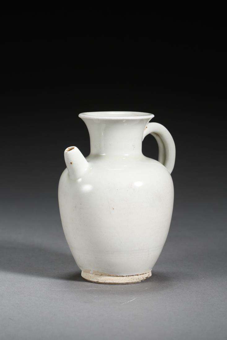 A XING KILN WARE WHITE GLAZED POT WITH HANDLE (1 of 8)
