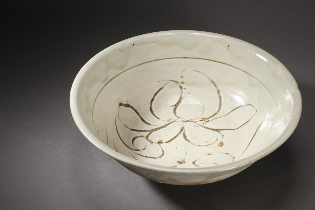 A CIZHOU KILN WARE WHITE GLAZED BOWL (1 of 10)