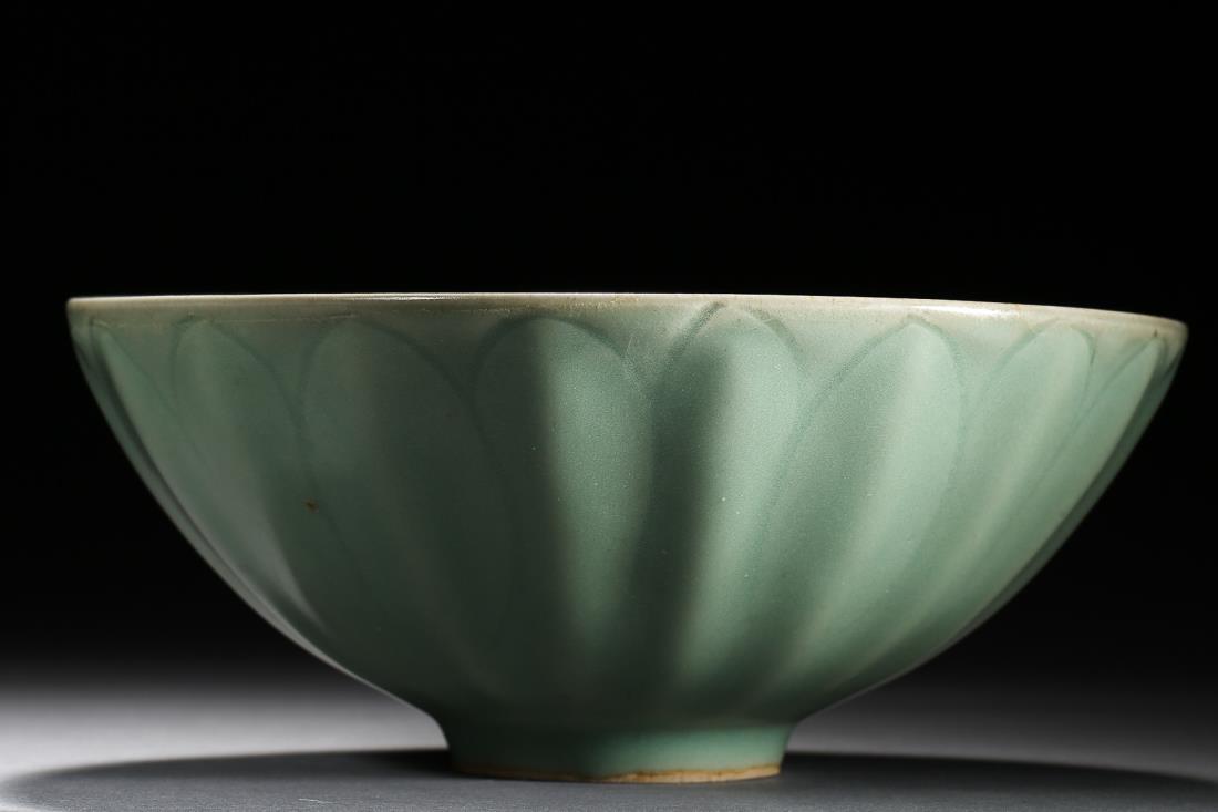 A SONG LONGQUAN CELADON GLAZED LOTUS PETAL BOWL (1 of 12)