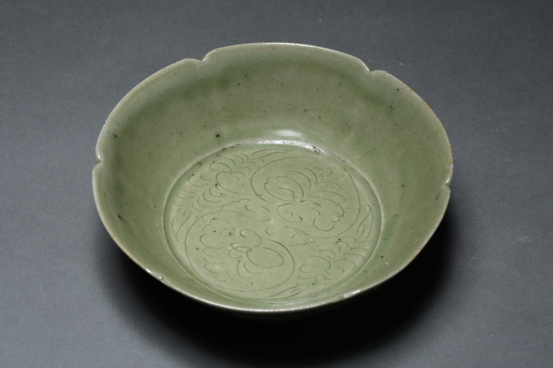 A WUDAI YUE KILN CELADON GLAZED BRUSH WASHER (1 of 9)