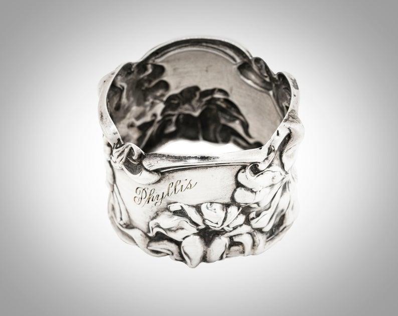 FLORENCE PATTERN STERLING NAPKIN RING: Frank M Whiting Florence pattern sterling napkin ring, signed inside, engraved Phyllis inscript.PROVENANCE: Property from a private Ohio Collection.Dimension:H 3.49 cm Diam 5.08 cmAll measurements are