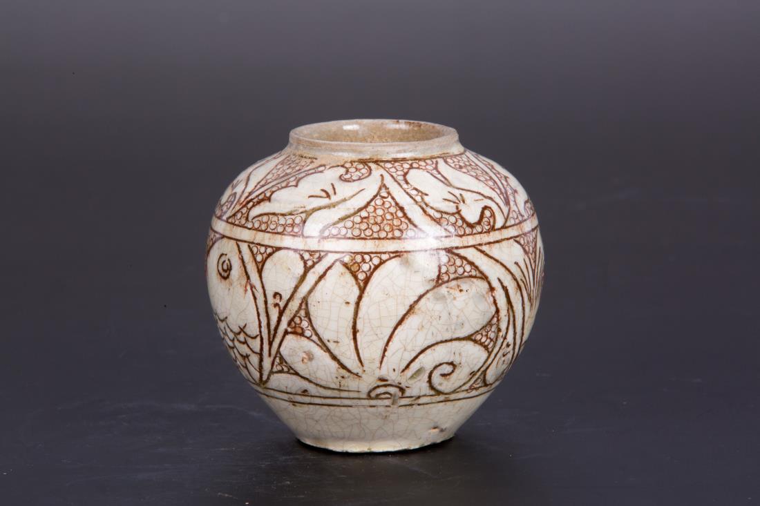 A WHITE GLAZED 'PEARL BACKGROUND' FLORAL JAR: A white glazed 'pearl background' floral jar, depicted with lotus and fish design on globular body. Dimension: H 8 cm, Diam 8.5 cm. All measurements are approximate.