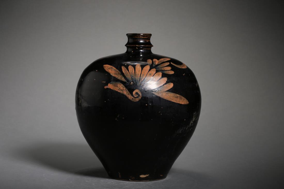 A YUAN CIZHOU WARE BLACK GLAZED PORCELAIN VASE: A yuan cizhou ware black glazed porcelain vase, Chinese Yuan Dynasty Period, potted in thick and globular body, tapered gracefully toward short neck, with slight flaring, raised on a short small conca