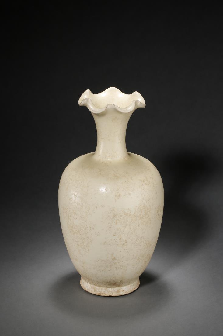 A YUAN CIZHOU WARE WHITE GLAZED PORCELAIN VASE: A yuan cizhou ware white glazed porcelain vase, Chinese Yuan Dynasty Period. The base is left un-glazed. Dimension: H 24 cm, Diam 13.5 cm. All measurements are approximate.