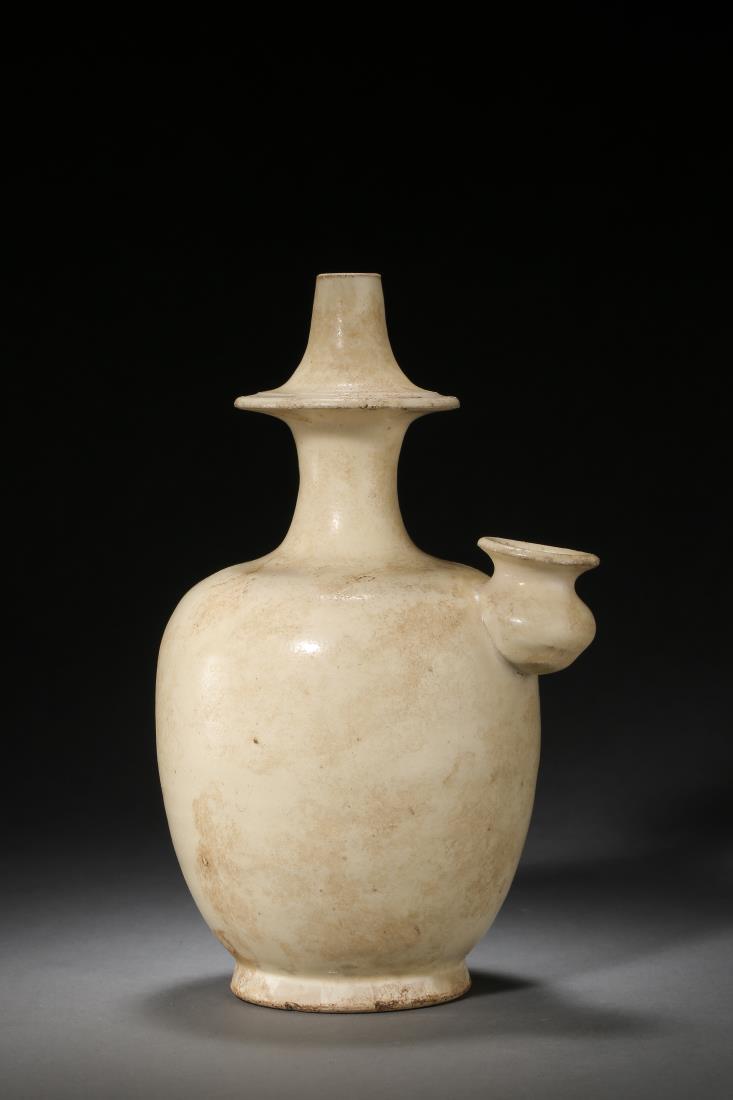A YUAN CIZHOU WARE WHITE GLAZED PORCELAIN VASE: A yuan cizhou ware white glazed porcelain vase, Chinese Yuan Dynasty Period. Dimension: H 19.5 cm, Diam 13 cm. All measurements are approximate.