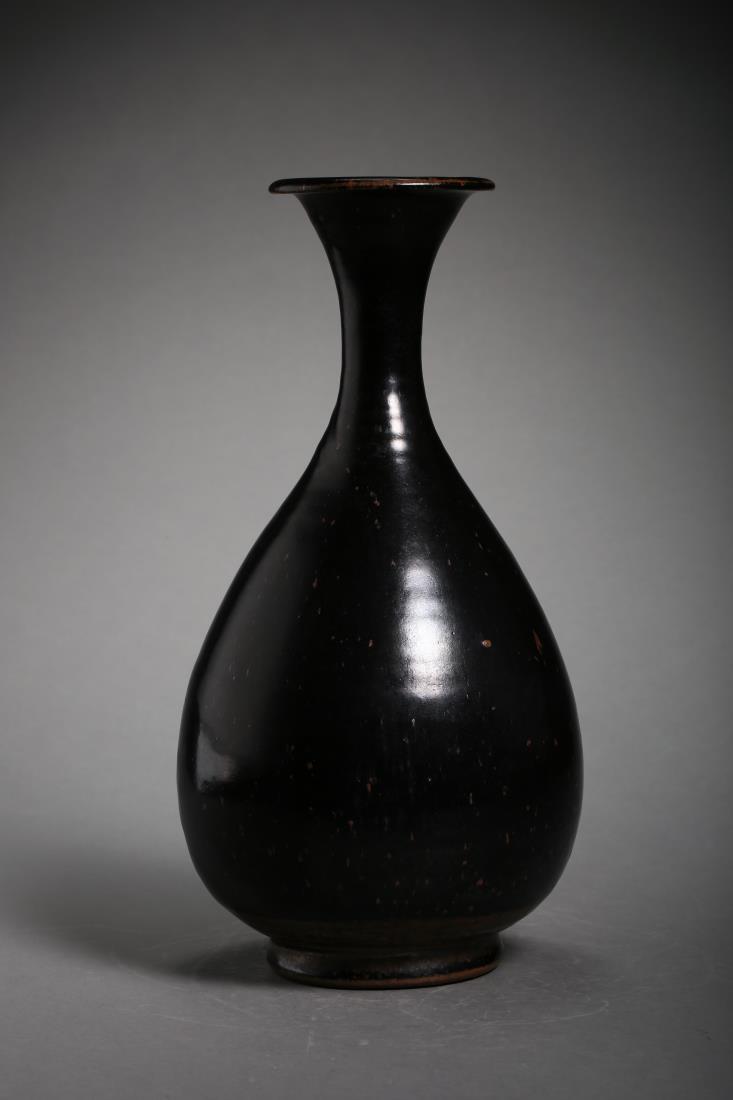 A YUAN CIZHOU WARE BLACK GLAZED YUHUCHUN VASE: A yuan cizhou ware black glazed yuhuchun vase, Chinese Yuan Dynasty Period, is finely potted in Chinese traditional YuHuChun shape vessel, a bottom-heavy body tapered gracefully to slender waisted nec