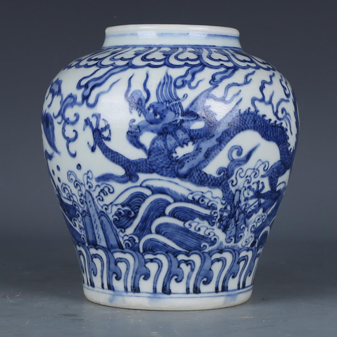 A MING BLUE AND WHITE DRAGON PORCELAIN JAR: A ming blue and white dragon porcelain jar. Chinese Ming Dynasty Period. There is a six character mark "Da Ming Wang Li Nian Zhi" with double circles on the bottom. Dimension: H 16.5 cm, Diam 17 cm. A
