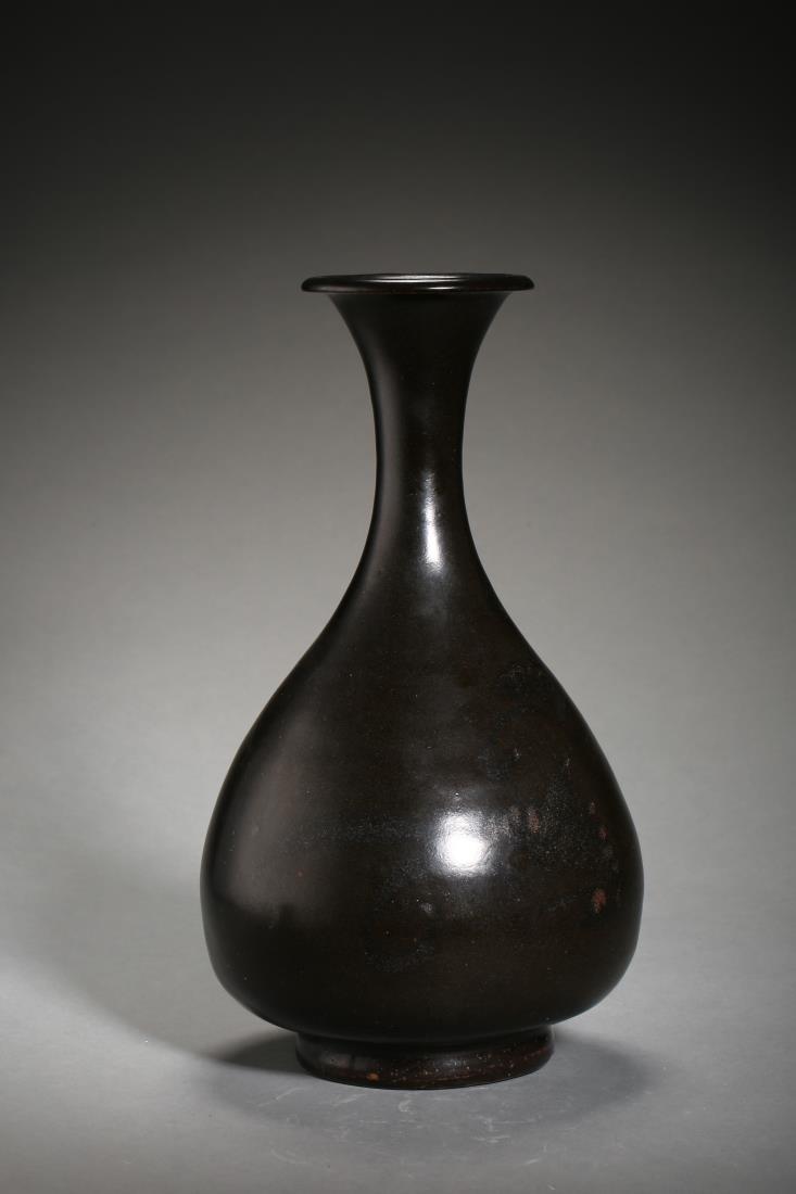 A CIZHOU WARE BLACK GLAZED PORCELAIN YUHUCHUN VASE: A cizhou ware black glazed porcelain yuhuchun vase. Dimension: H 26.5 cm, Diam 15 cm. All measurements are approximate.