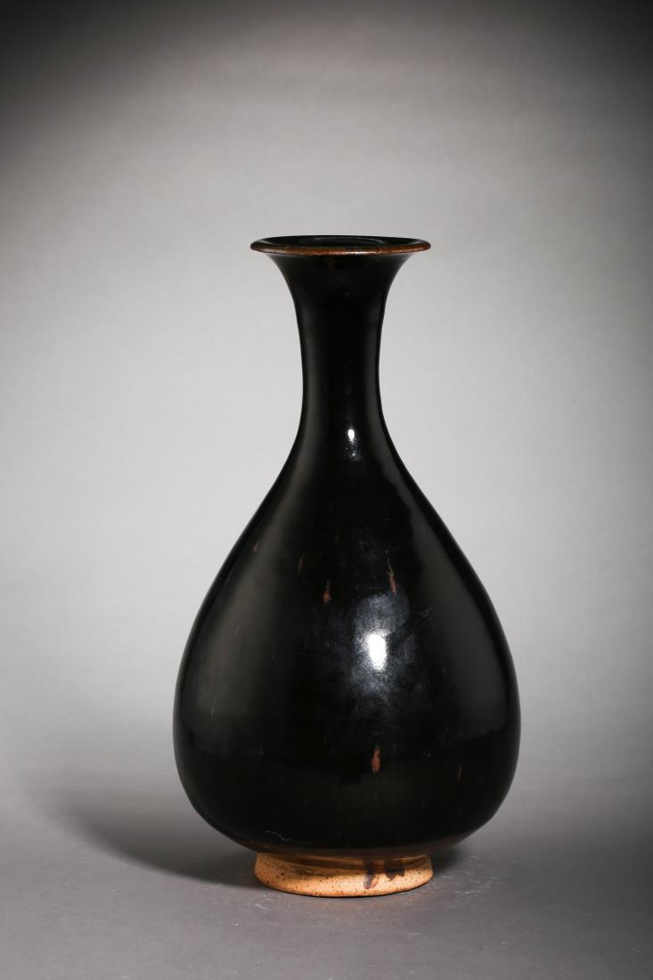 A CIZHOU WARE BLACK GLAZED PORCELAIN YUHUCHUN VASE: A Cizhou ware black glazed porcelain yuhuchun vase. Probably made in the Chinese Yuan Dynasty Period. Dimensions: H 26.8 cm, Diam 14.5 cm. All measurements are approximate.