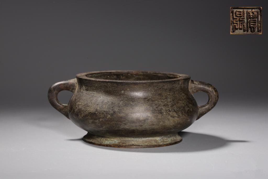 A DOUBLE-EAR BRONZE CENSER (1 of 8)