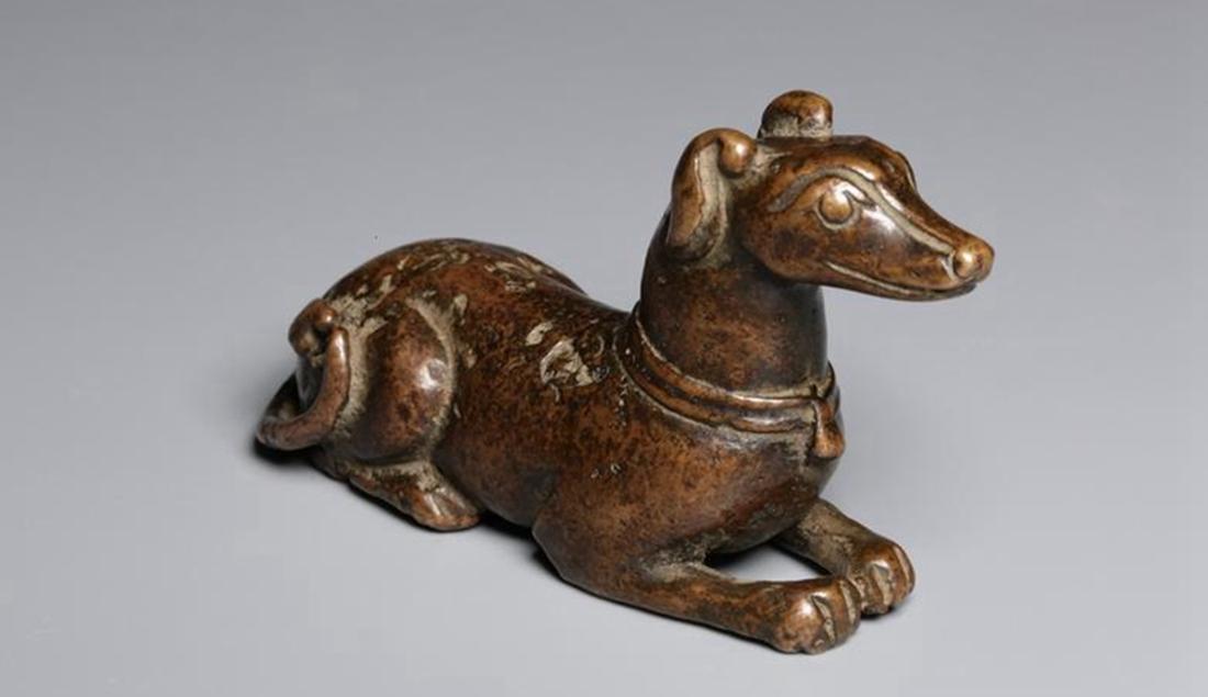 A QING BRONZE PERCHED DOG PAPERWEIGHT (1 of 8)